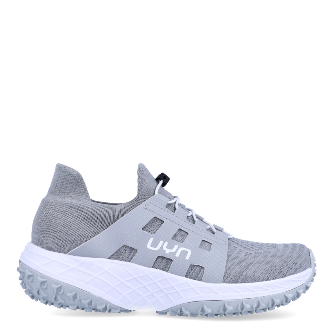 Deportivas transpirables de la marca UYN, modelo ARTAX. Elaboradas en tela color azul con logo en parte exterior. Interior en tela color azul. Cierre con cordones elásticos blancos y una cuña de 4cm de altura. Estas deportivas ARTAX son ideales para caminar cómodamente. Resultan perfectas para la temporada de verano gracias a la transpirabilidad de la parte superior.