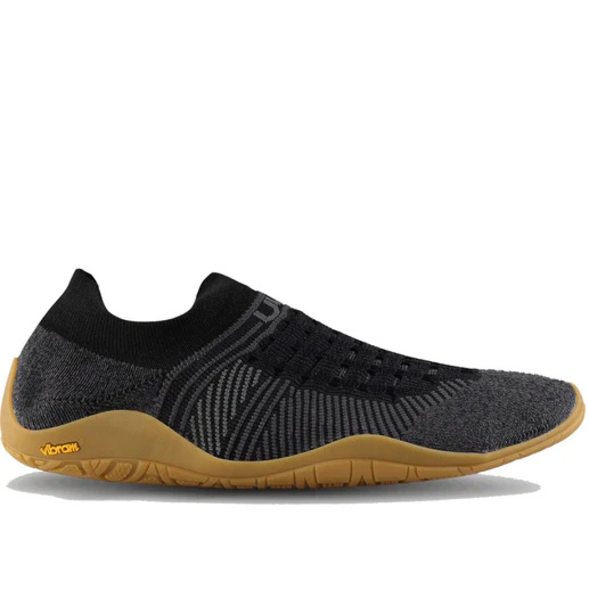 Deportivas de la marca UYN, modelo BEEMOTION. Exterior en tela color negro con detales en gris. Interior en piel color negro. Cierre sin cordones, con elasticos y suela plana de goma. Estas deportivas transpirables UYN BEEMOTION son ideales en comodidad y ligereza!