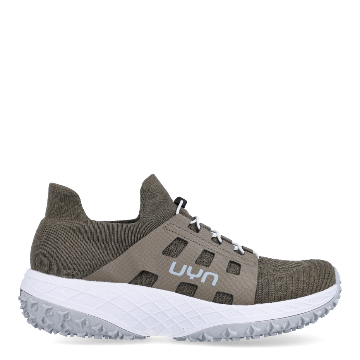 Deportivas transpirables de la marca UYN, modelo ARTAX. Elaboradas en tela color verde militar con logo en parte exterior. Interior en tela color verde. Cierre con cordones elásticos blancos y una cuña de 4cm de altura. Estas deportivas ARTAX son ideales para caminar cómodamente. Resultan perfectas para la temporada de verano gracias a la transpirabilidad de la parte superior.