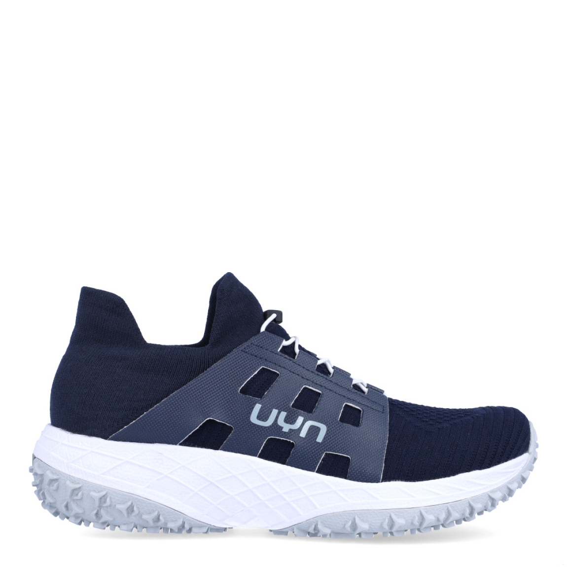 Deportivas transpirables de la marca UYN, modelo ARTAX. Elaboradas en tela color azul con logo en parte exterior. Interior en tela color azul. Cierre con cordones elásticos blancos y una cuña de 4cm de altura. Estas deportivas ARTAX son ideales para caminar cómodamente. Resultan perfectas para la temporada de verano gracias a la transpirabilidad de la parte superior.