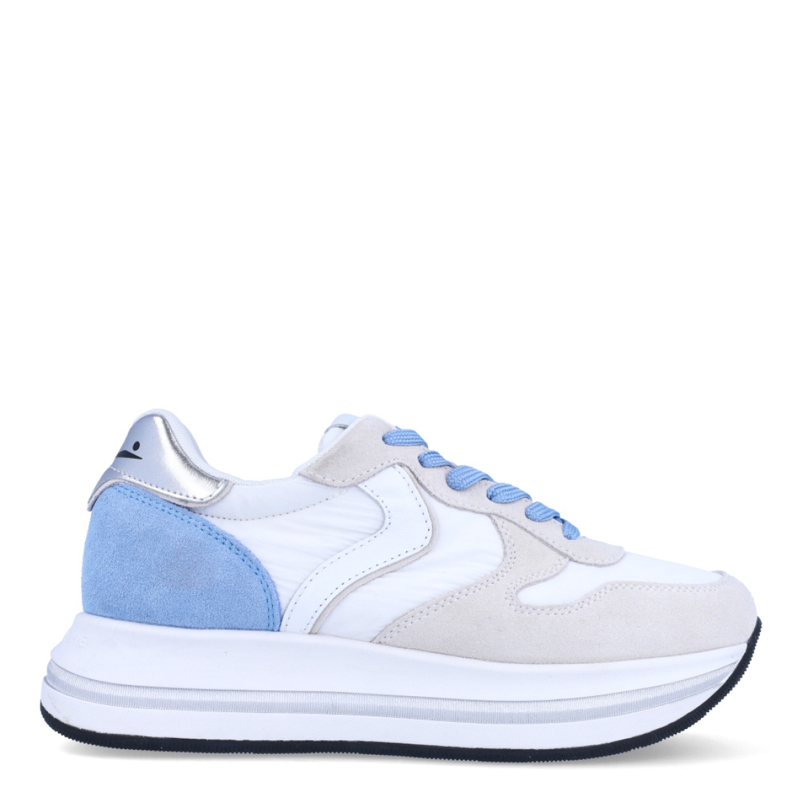 Deportivas de la marca Voile Blanche, modelo MERRY. Exterior en naylon color blanco con detalle en celeste. Interior en piel color blanco. Cierre de las deportivas con cordones y suela con plataforma de 4cm de altura. Estas deportivas Voile Blanche MERRY son unas clásicas, ideales para combinar con diferentes looks!