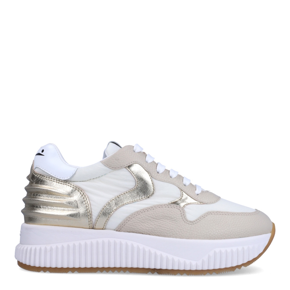 Deportivas de la marca Voile Blanche, modelo LANA. Exterior en piel color beig con detalle en dorado. Interior en piel color blanco. Cierre de las deportivas con cordones y suela con plataforma de 4cm de altura. Estas deportivas Voile Blanche LANA son unas clásicas, ideales para combinar con diferentes looks!