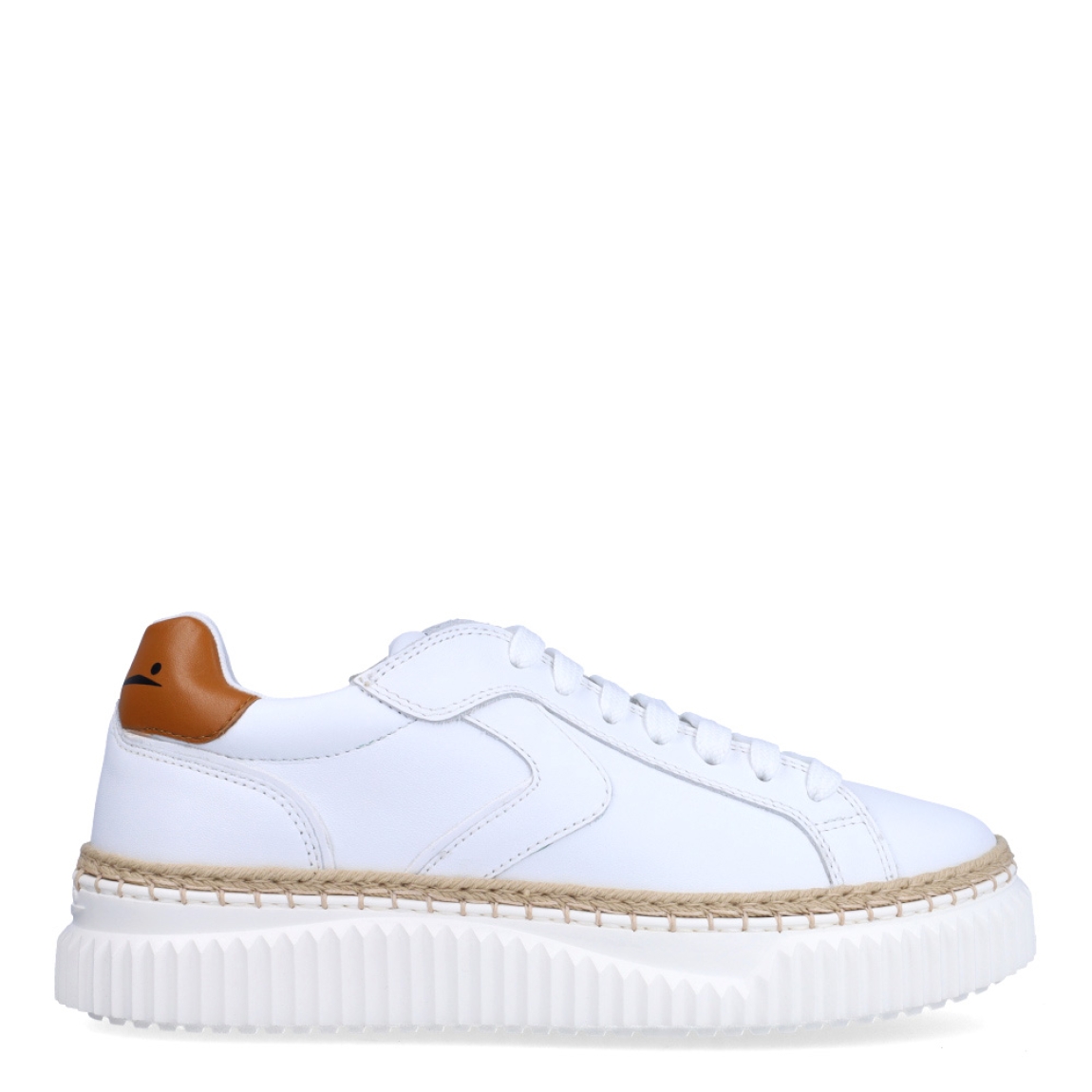 Deportivas de la marca Voile Blanche, modelo LIPARI. Exterior en piel color blanco con detalle en camel en talón. Interior en piel color blanco. Cierre de las deportivas con cordones y suela dentada con plataforma de 3cm de altura. Estas deportivas Voile Blanche LIPARI son unas clásicas, ideales para combinar con diferentes looks!