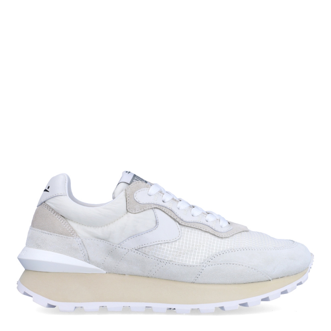 Deportivas de la marca Voile Blanche, modelo QWARK. Exterior de las deportivas en naylon color blanco y detalles en ante. Interior de las deportivas en textil color blanco. Cierre de las deportivas con cordones blancos. Deportivas Voile Blanche con plataforma dentada de 3cm de altura. Estas deportivas Voile Blanche QWARK son unas clásicas en tu armario, te ayudarán a crear diferentes looks con la máxima comodidad!