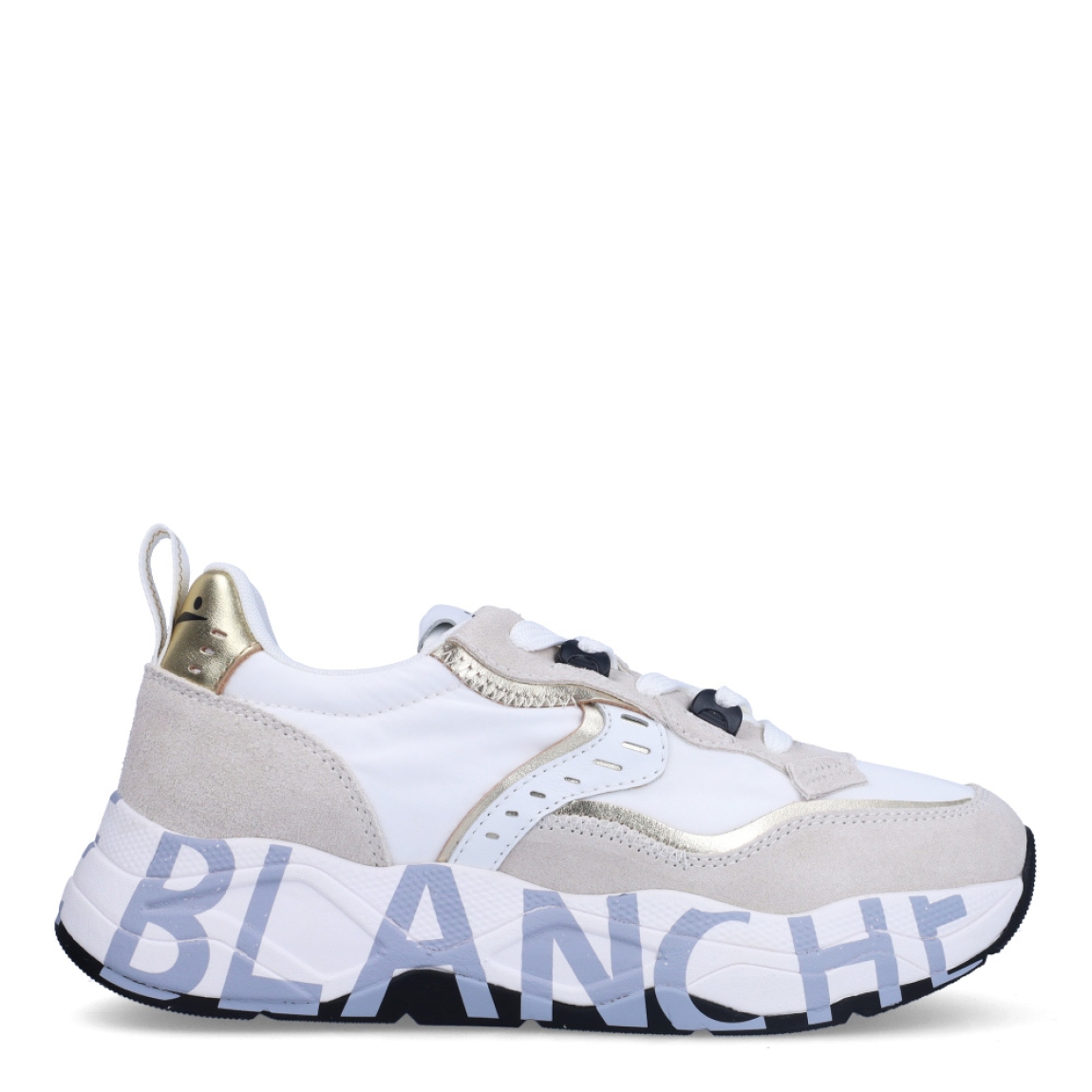 Deportivas de la marca Voile Blanche, modelo CLUB 105. Exterior en naylon color blanco detalle en blanco y dorado. Interior en piel color blanco. Cierre de las deportivas con cordones y suela con estampado de logo de marca con plataforma de 4cm de altura. Estas deportivas Voile Blanche CLUB 105 son unas clásicas, ideales para combinar con diferentes looks!