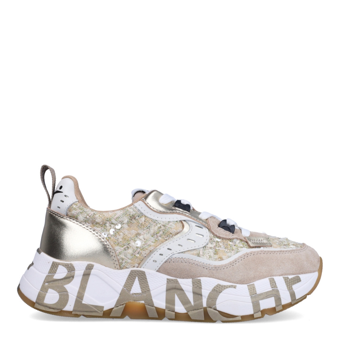 Deportivas de la marca Voile Blanche, modelo CLUB 105. Exterior en ante color beig con detalle en dorado. Interior en piel color blanco. Cierre de las deportivas con cordones y suela con estampado de logo de marca con plataforma de 4cm de altura. Estas deportivas Voile Blanche CLUB 105 son unas clásicas, ideales para combinar con diferentes looks!