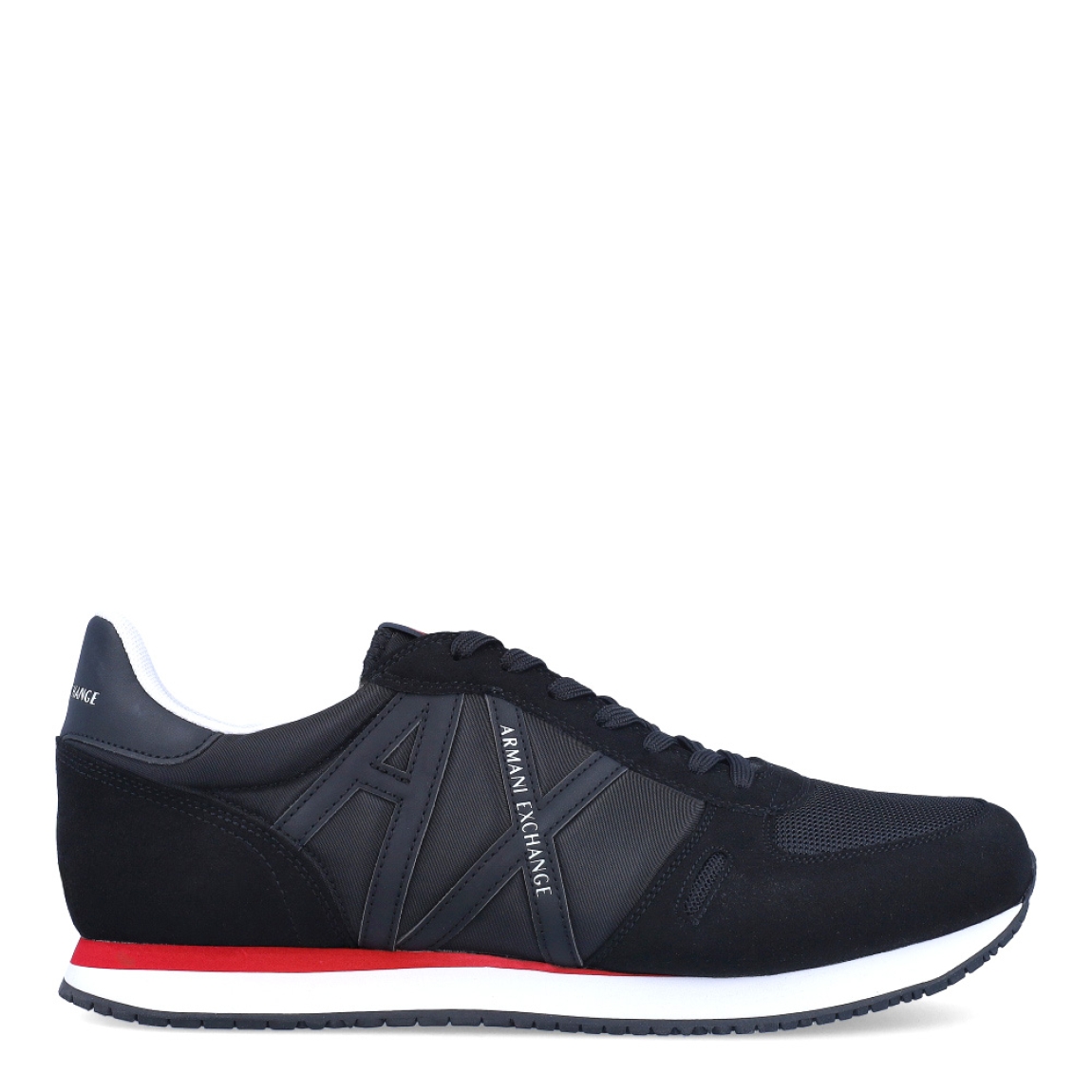 Deportiva de la marca Armani Exchange, modelo MILAN. Exterior de la deportiva de ante y de nylon de color negro, con detalles en rojo. Detalle logotipo lateral en piel de color negro. Interior de la deportiva de textil de color blanco. Cierre de la deportiva con cordones. Deportiva con suela de goma de 2 cm de plataforma. Deportiva con plantilla acolchada. La deportiva MILAN de Armani Exchange es una deportiva clásica y cómoda, perfecta para el día a día.