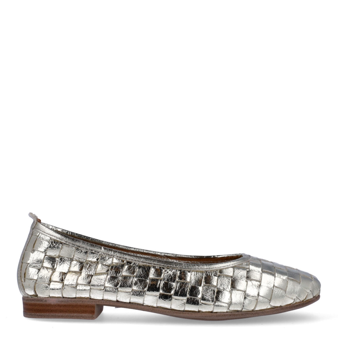 Bailarinas de la marca Itse, modelo NILLET. Exterior en piel color oro trenzada a mano. Interior en piel color nude. Bailarinas Itse con suela de goma plana. Estas bailarinas Itse NILLET son un complemento clásico para acompañar tus looks más cómodos y con estilo!