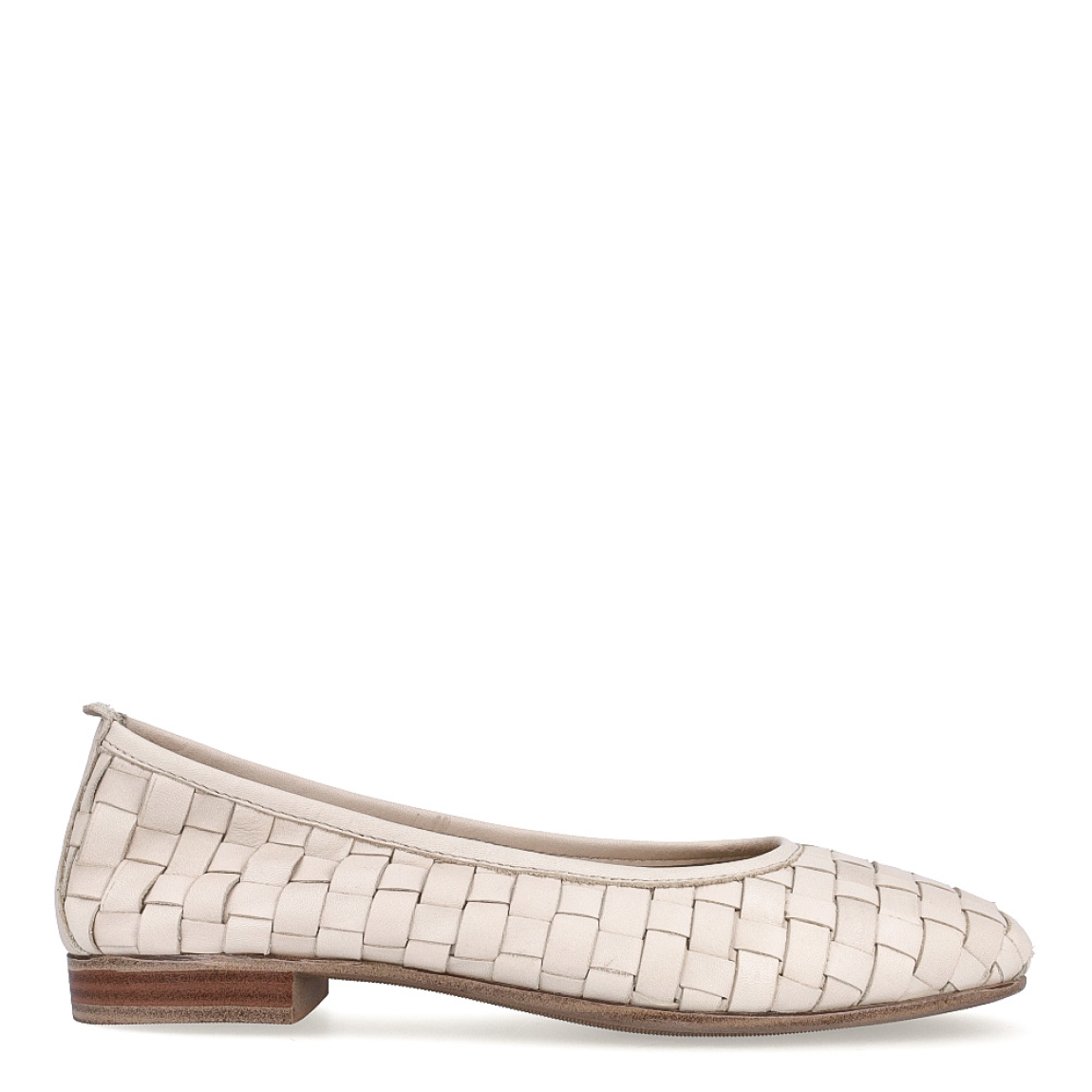 Bailarinas de la marca Itse, modelo NILLET. Exterior en piel color blanco roto trenzado a mano. Interior en piel color nude. Bailarinas Itse con suela de goma. Estas bailarinas Itse NILLET son un complemento clásico para acompañar tus looks más cómodos y con estilo!
