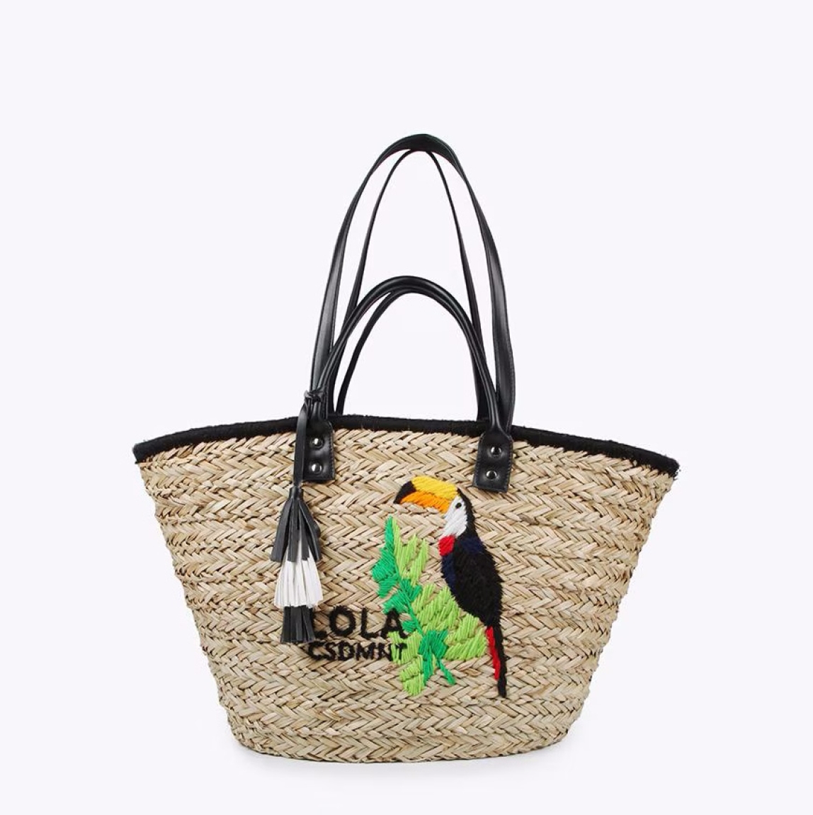 Capazo de la marca Lola Casademunt, modelo ORI. Bolso elaborado en rafia con detalle de tucán bordado e interior en animal print cebra. Cierre con cordón ajustable. ALTO: 30 cm - LARGO: 50 cm - ANCHO: 20 cm. Este bolso Lola Casademunt ORI es ideal para llevar todos tus imprescindibles de esta temporada!