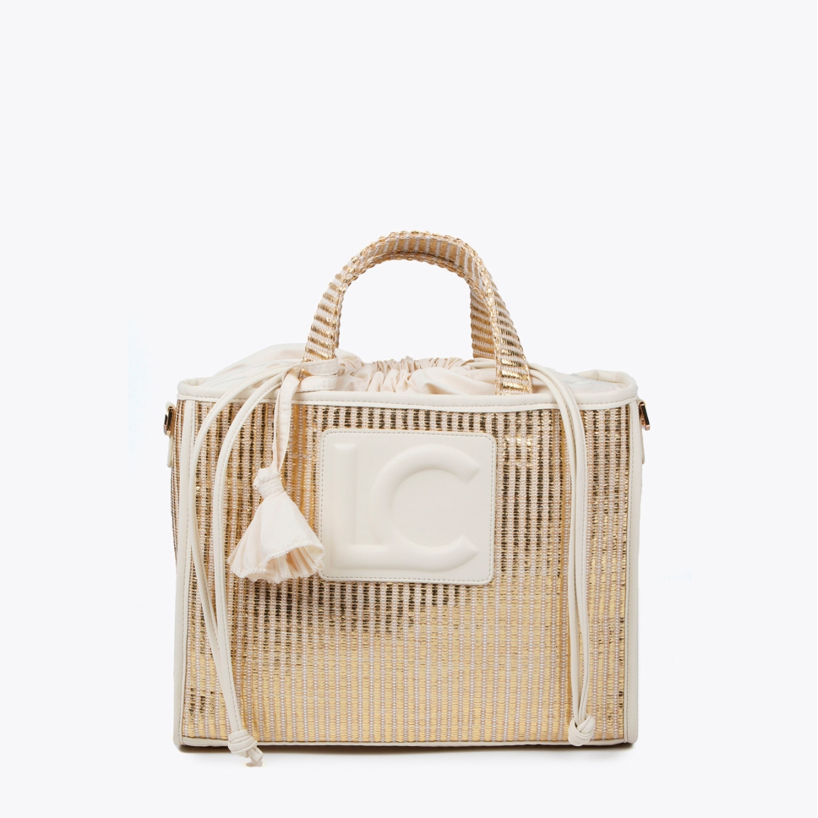 Bolso shopper pequeño de la marca Lola Casademunt, modelo KANZA. Elaborado en rafia metalizada colo oro. Contiene bolsillo interior y asa bandolera. Cierre ajustable con cordón. ALTO: 24 cm - ANCHO: 33 cm. Este bolso Lola Casademunt KANZA es ideal para llevar tus imprescindibles a todos lados!