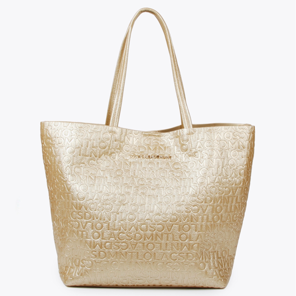 Bolso de la marca Lola Casademunt, modelo CHERRY. Bolso shopper desestructurado en efecto piel color oro. Detalle de grabado monograma y bolsillo interior. Contiene neceser interior. Cierre imantado.ALTO: 30 cm - LARGO: 32 cm - ANCHO: 17 cm.