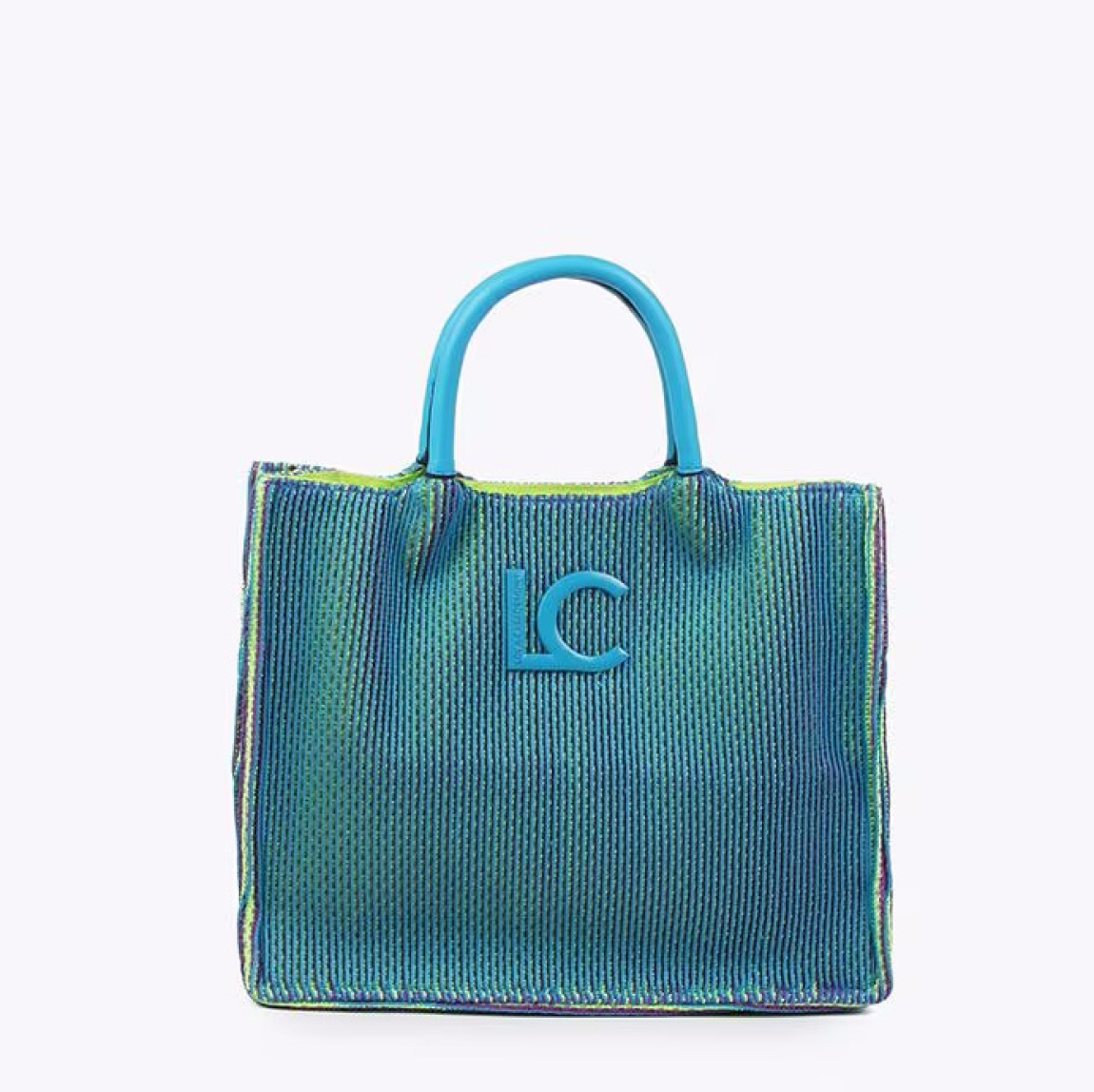Bolso shopper de la marca Lola Casademunt, modelo LUSSE. Exterior en textil color azul con efecto rejilla. Logo en parte frontal. Detalle de bolsillo interior y asa larga monograma a contraste. Cierre con cremallera. ALTO: 24 cm - LARGO: 27 cm - ANCHO: 10 cm / BANDOLERA: 160 cm. Este bolso Lola Casademunt LUSSE es ideal para llevar esta temporada!