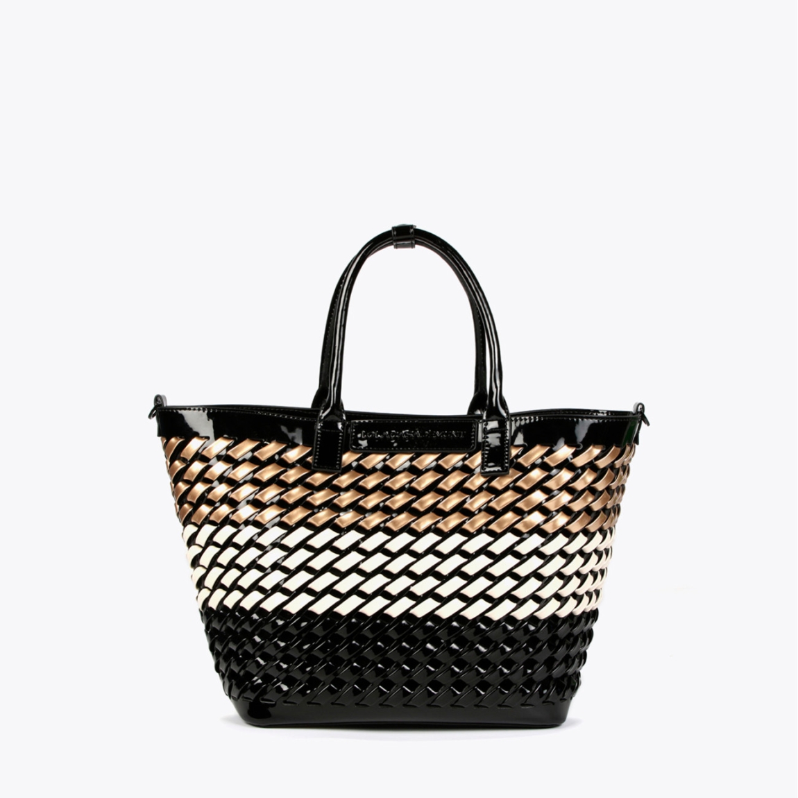 Bolso de la marca Lola Casademunt, modelo MANELI. Elaborado en charol trenzado en tres tonos. Contiene asa bandolera logotipada. ALTO: 23 cm - LARGO: 15 cm - ANCHO: 40 cm / BANDOLERA: 145 cm. Bolso Lola Casademunt MANELI ideal para ir a todos lados con tus imprescindibles.