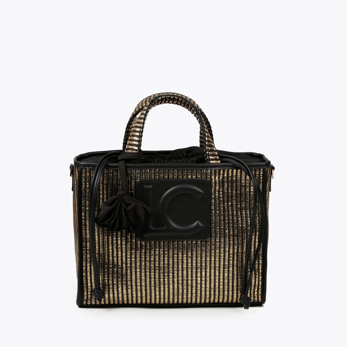 Bolso de la mara Lola Casademunt, modelo BLERO. Elaborado en rafia con efecto metalizado color oro con logo grande de marca en parte frontal color negro. Contiene bolsillo interior y asa bandolera. Cierre ajustable con cordón. ALTO: 26 cm - LARGO: 11 cm - ANCHO: 34 cm / BANDOLERA: 120 cm