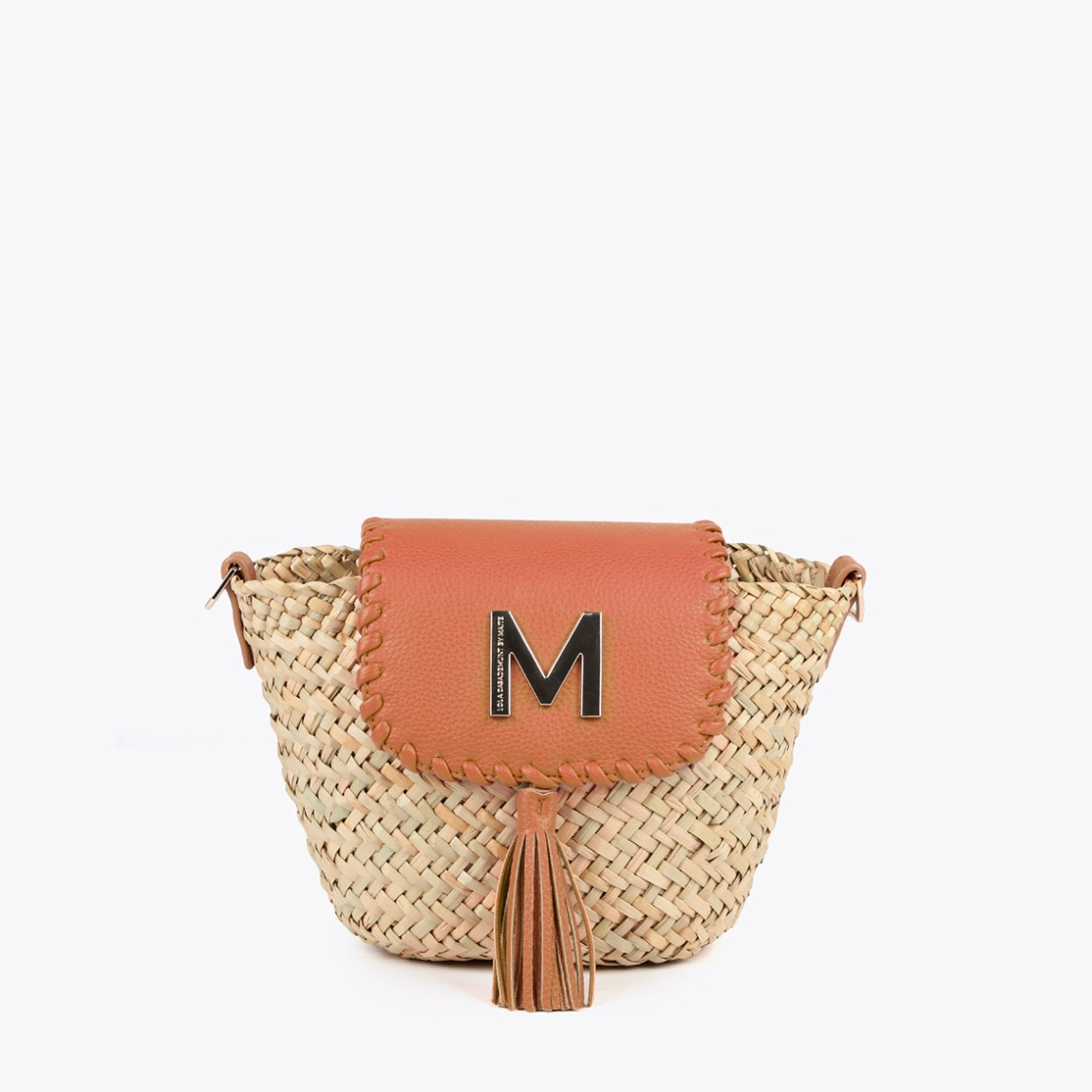 Bolso de la marca Lola Casademunt, modelo PALMA. Elaborado en rafia color camel con detalle de pompón y logo M metalizado. Cierre imantado. ALTO: 21 cm - LARGO: 26 cm - ANCHO: 11,5 cm / BANDOLERA: 54 cm. Bolso Lola Casademunt PALMA ideal para lucir tus looks esta temporada!