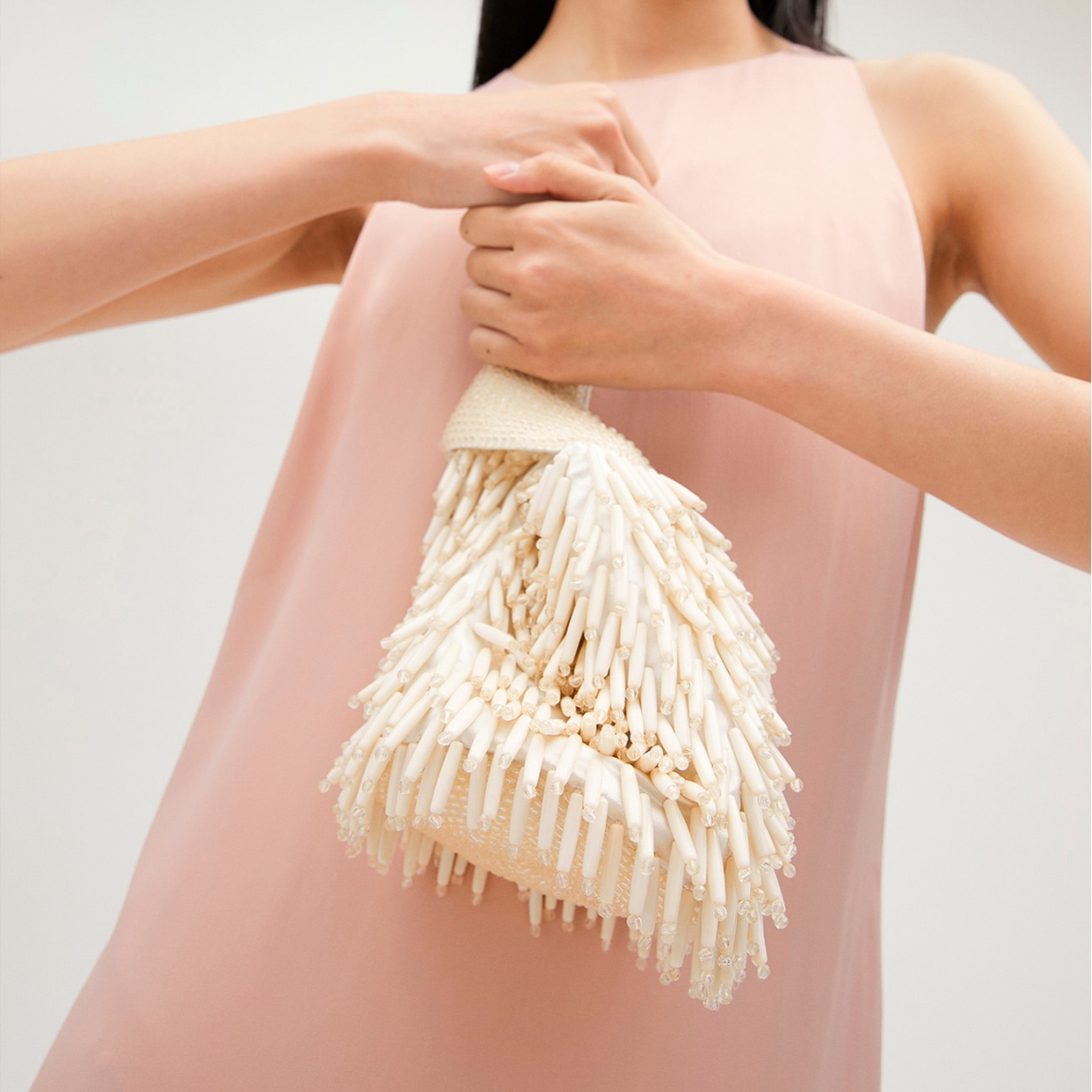 Bolso de la marca Lola Casademunt, modelo CORAL. Exterior en textil de color blanco con incrustraciones de pedrería blanca. Bolso con asa de mano. Cierre imantado. Medidas del bolso Lola Casademunt, ALTO: 17 cm - LARGO: 20 cm - ANCHO: 16 cm. Este bolso Lola Casademunt CORAL es un complemento ideal para tus looks de fiesta!