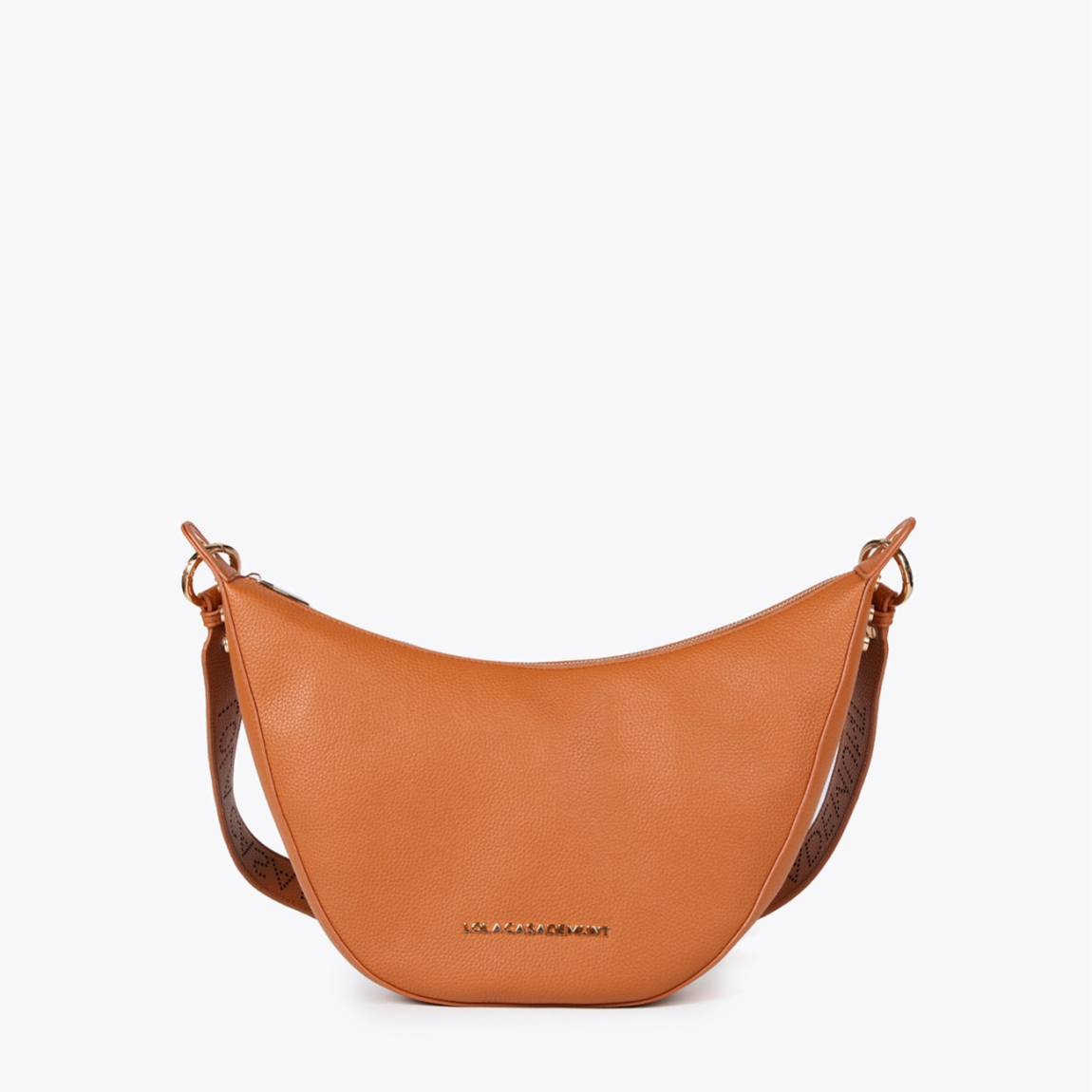 Bolso bandolera mini hobo de la marca Lola Casademunt, modelo ANAHI. Exterior en efecto piel color camel y detalles de tachuelas planas. Contiene compartimento interior y asa bandolera troquelada. Cierre con cremallera.ALTO: 21 cm - LARGO: 38 cm - ANCHO: 10 cm / BANDOLERA: 87 cm