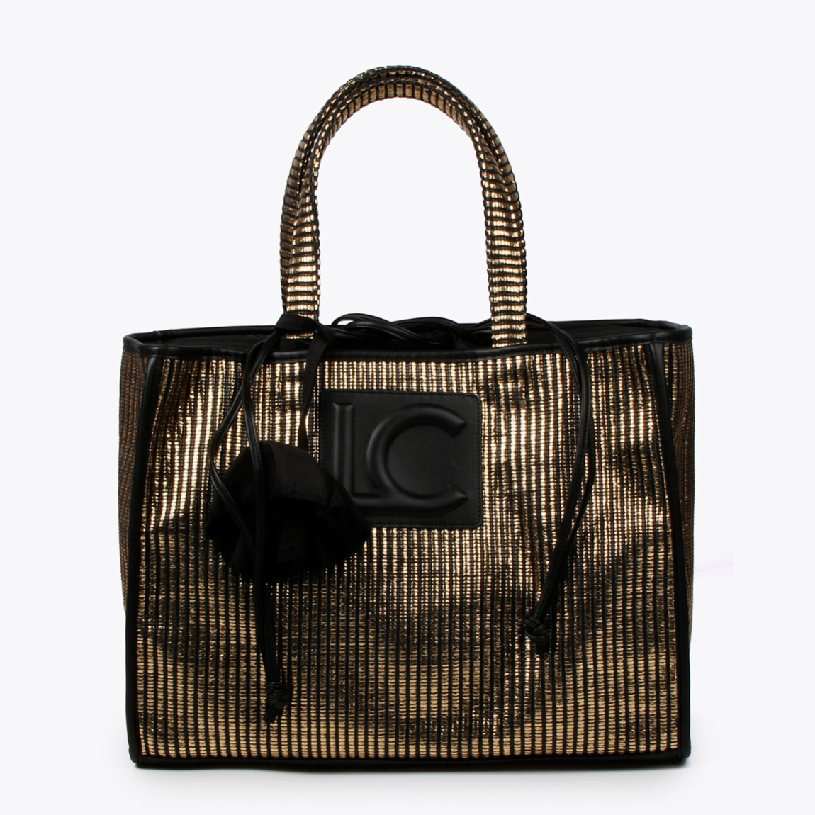 Bolso shopper de la marca Lola Casademunt, modelo BLERO. Elaborado en rafia trenzada metalizada color oro, y detalles en negro. Contiene bolsillo interior y asa bandolera. Cierre ajustable con cordón. ALTO: 32 cm - LARGO: 18 cm - ANCHO: 43 cm. Bolso Lola Casademunt BLERO ideal para llevar a todos lados.