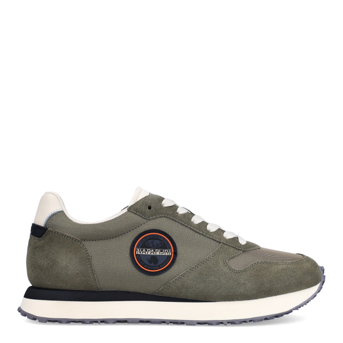 Deportiva de la marca Napapijri, modelo NOVA. Exterior de la deportiva en naylon color verde militar, con detalle de logo en lateral. Interior de la deportiva de tejido de color blanco. Cierre de la deportiva con cordones blancos. Deportiva con plantilla muy cómoda y acolchada. Con un diseño elegante y una sofisticada combinación de colores, las zapatillas deportivas NOVA son un calzado informal. El estabilizador del talón proporciona más estabilidad y su ligera suela microporosa hace que este calzado sea especialmente cómodo y perfecto para el uso diario.