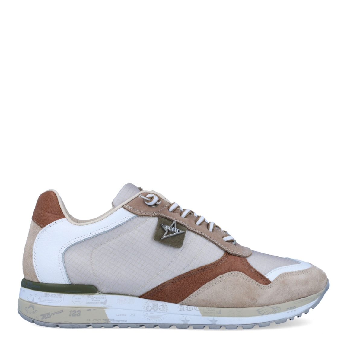 Deportivas de la marca Cetti, modelo 848 XL. Exterior de las deportivas en naylon color beig con detalle en ante color camel. Interior de las deportivas en piel color blanco con plantilla acolchada y extraíble. Cierre de las deportivas Cetti con cordones elásticos y cuña de 3cm. Estas deportivas Cetti 848 XL son unas clásicas de temporada, que te permitirán lucir looks con la máxima comodidad posible en tu día a día.