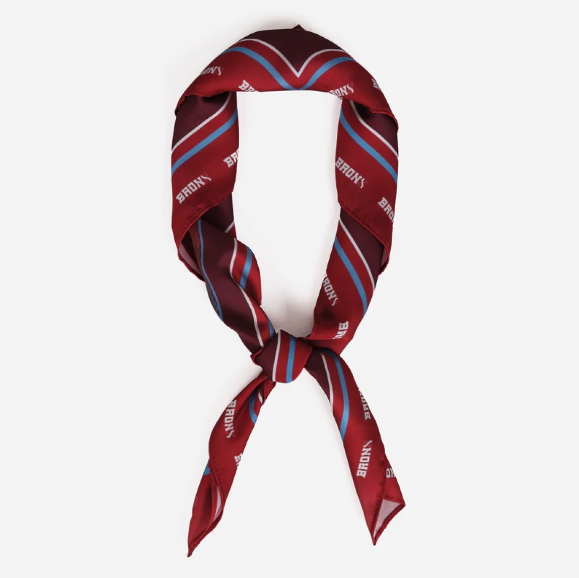 Pañuelo de la marca Bronx, modelo XTRA. Elaborado en tela color azul con estampado de diseños y logo de la marca. Accesorio versátil y clásico.