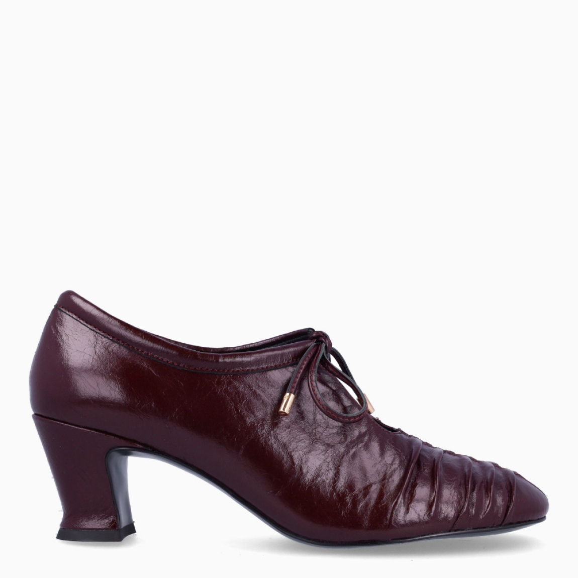 Abotinado de la marca Inés Palliser, modelo ALONDRA. Exterior en piel color granate con punta redonda corrugada y un lazo en pala. Interior en piel color granate. Abotinados con tacón de 5cm. Estos abotinados Inés Palliser ALONDR son ideales para ti!