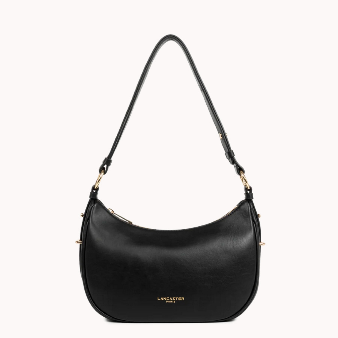 Bolso bandolera de la marca Lancaster, modelo ARIA. Exterior en piel color negro. Incluye un bolsillo trasero exterior con cremallera. Se puede llevar al hombro o cruzado. Cierre con cremallera. Medidas: alto 16cm y ancho 268cm. Este bolso Lancaster ARIA es un clásico, ideal para ti!