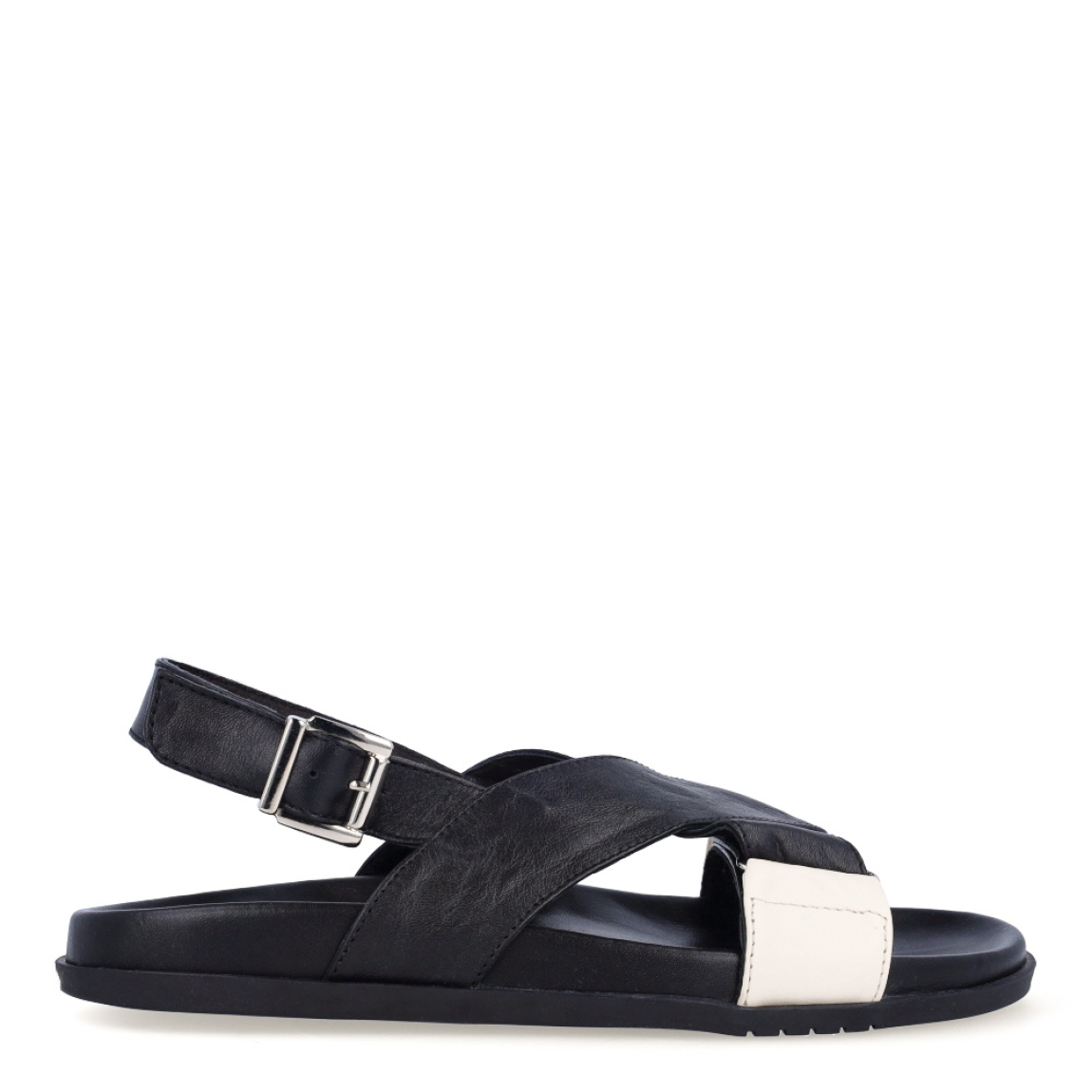 Sandalias de la marca Itse, modelo LENA 22. Sandalias elaboradas en piel color negro con detalles en tiras cruzadas en la pala. Cierre de las sandalias con hebilla en el tobillo y plataforma plana de goma. Estas sandalias Itse LENA 22 son el complemento que dará personalidad y comodidad a tus looks de temporada.