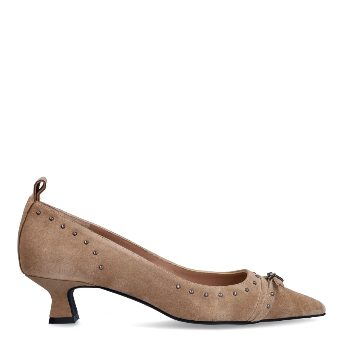 Salones de la marca Munné, modelo REGINA. Exterior en ante color camel con punta lápiz y, detalle de hebilla y tachuelas. Interior de los salones en piel color nude. Salones con tacón de 2cm de altura. Estos salones Munné REGINA son un complemento ideal para estilizar y darle personalidad a tus looks de temporada!