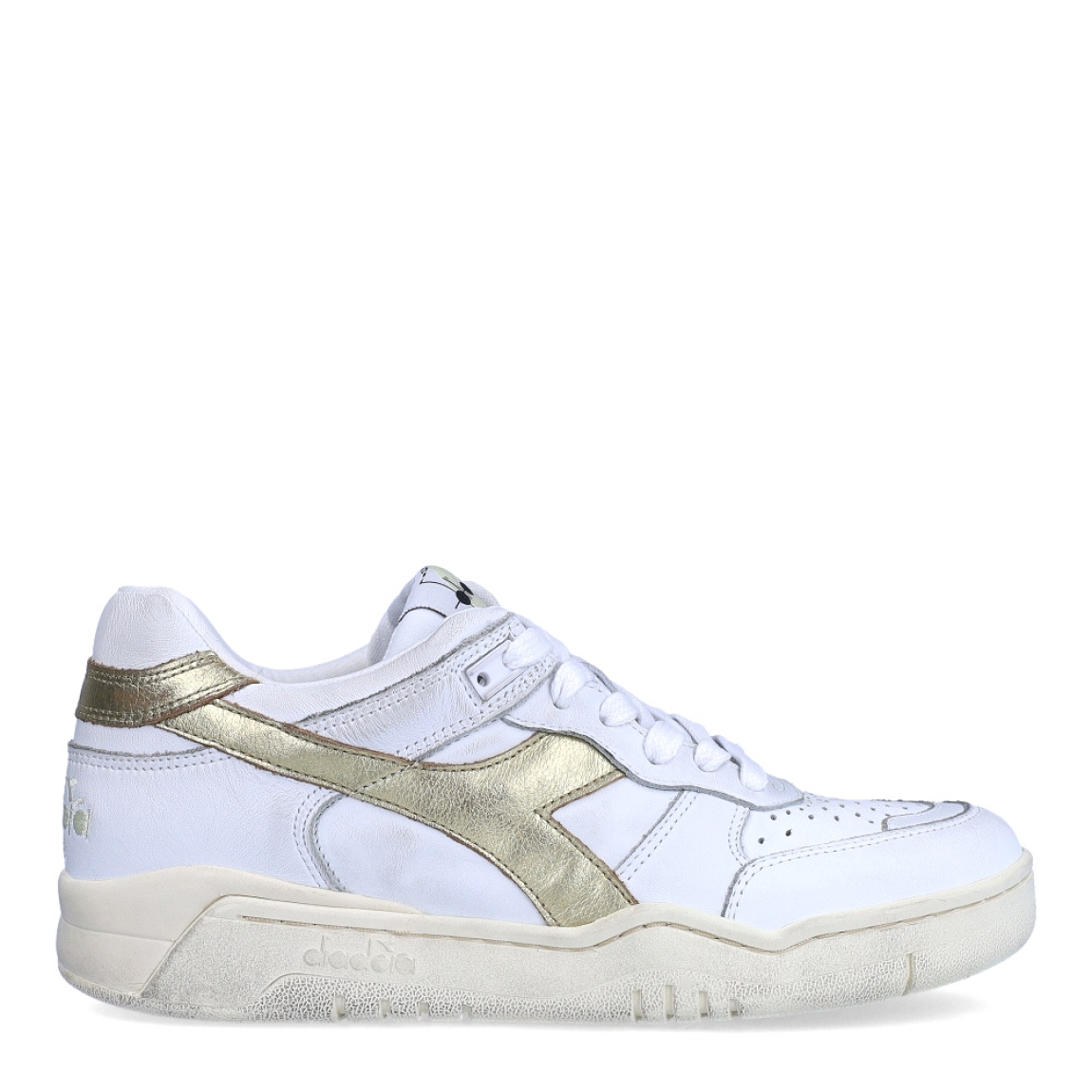 Deportivas de la marca Diadora, modelo B560. Exterior en piel troquelada color blanco con detalles en dorado. Interior en textil color blanco, con plantilla acolchada y extraíble para máxima comodidad. Cierre con cordones de color blanco. Suela de goma con cuña de 3cm de altura. Estas deportivas B560 son unas clásicas ideales para llevar en tu día a día.