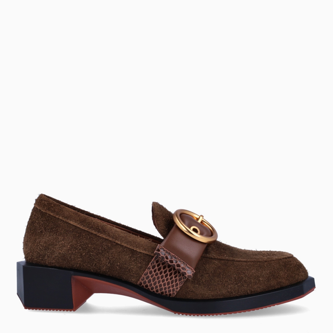 Mocasines de la marca 4CCCCEES, modelo FORMA COLLIN. Mocasines elaborados en ante color marrón chocolate con hebilla dorada en piel acolchada sobre la pala. Punta redonda y un tacón de 3.5cm de altura para mayor comodidad al andar. Mocasines 4CCCCEES FORMA COLLIN, complemento ideal para marcar un estilo contemporáneo y sofisticado.