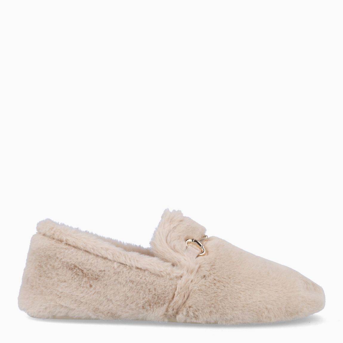 Zapatillas de casa la marca Macarena modelo ANAIS29. Exterior de pelo de color beig con detalle de hebilla en la pala. Suela de goma.