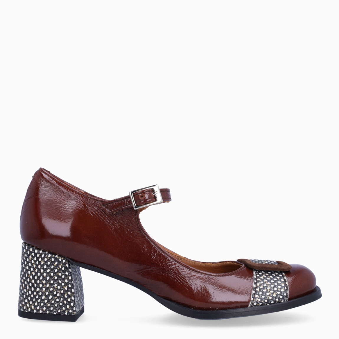 Merceditas de la marca Nemonic, modelo ELIS. Exterior en charol color marrón con estampado y detalle de hebilla en la punta redonda. Interior en piel color cuero. Cierre con hebilla en la pala. Merceditas Nemonic con tacón de 5cm de altura. Merceditas Nemonic ELIS son ideales para estilizar y elevar tu look!
