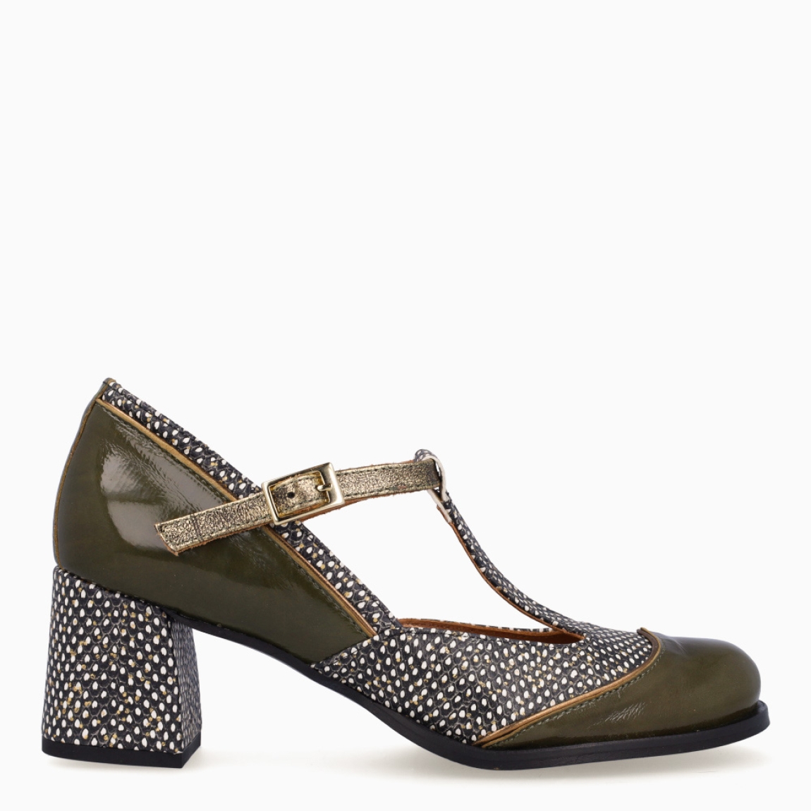 Merceditas de la marca Nemonic, modelo CRISTA. Exterior en charol color verde con estampado y punta redonda. Interior en piel color cuero. Cierre con hebilla en la pala. Merceditas Nemonic con tacón de 5cm de altura. Merceditas Nemonic CRISTA son ideales para estilizar y elevar tu look!