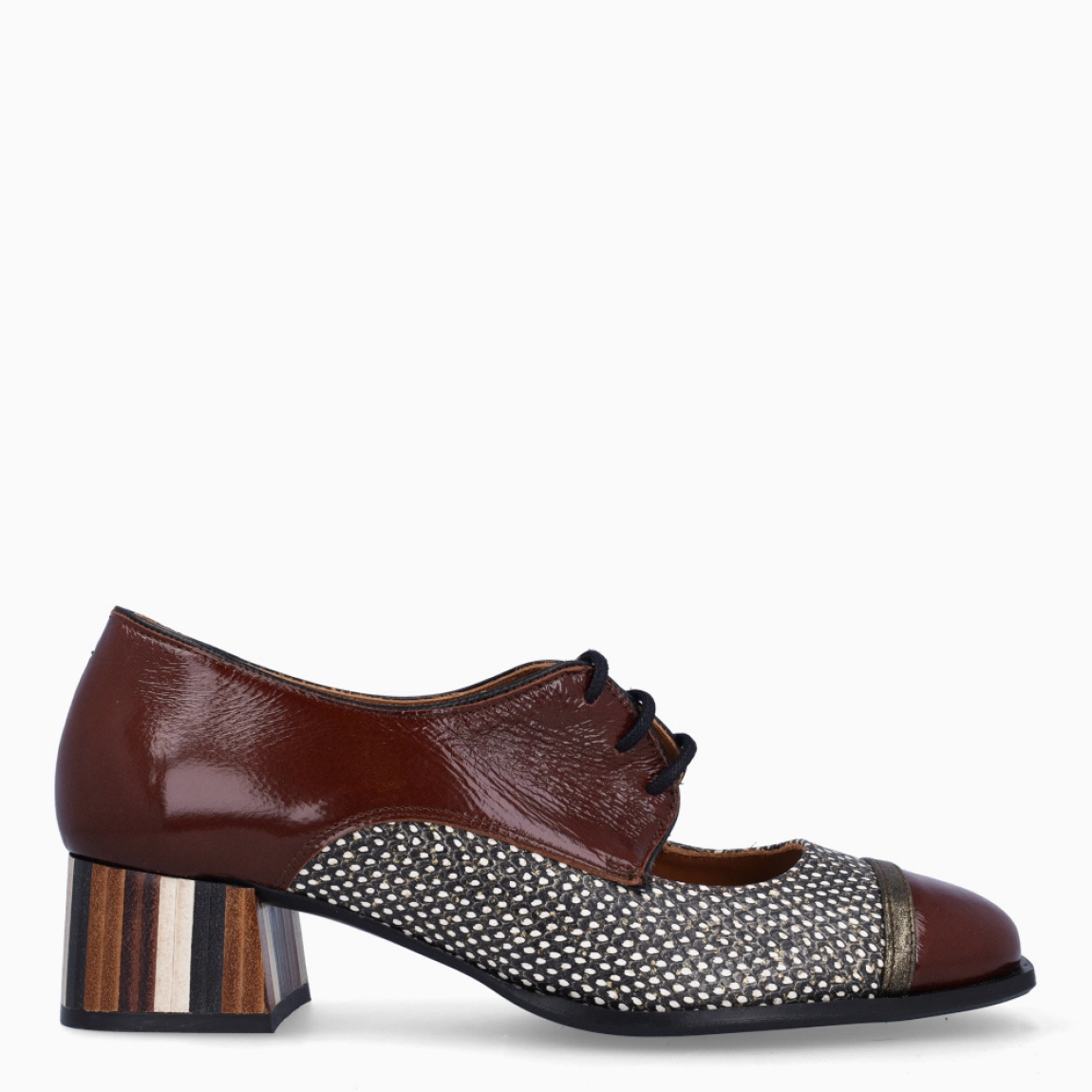 Merceditas de la marca Nemonic, modelo Marine. Exterior en charol color marrón combinano con granate y estampado. Interior en piel de color marrón. Cierre con cordones. Suela con tacón de 3 cm. Plantilla acolchada para garantizar el máximo confort. Un calzado clásico y elegante, con mucha personalidad y detalles que los hacen únicos.