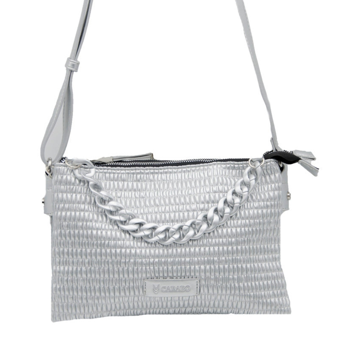 Bolso de la marca Carabo, modelo BUBO6. Bolso elaborado en polipiel color plata con cadena de resina eco. Bolso con asa bandolera regulable para máxima comodidad. Medidas del bolso: alto 18cm y ancho 26cm. Este bolos Carabo BUBO6 es un esencial para combinarlo con tus looks de temporada.