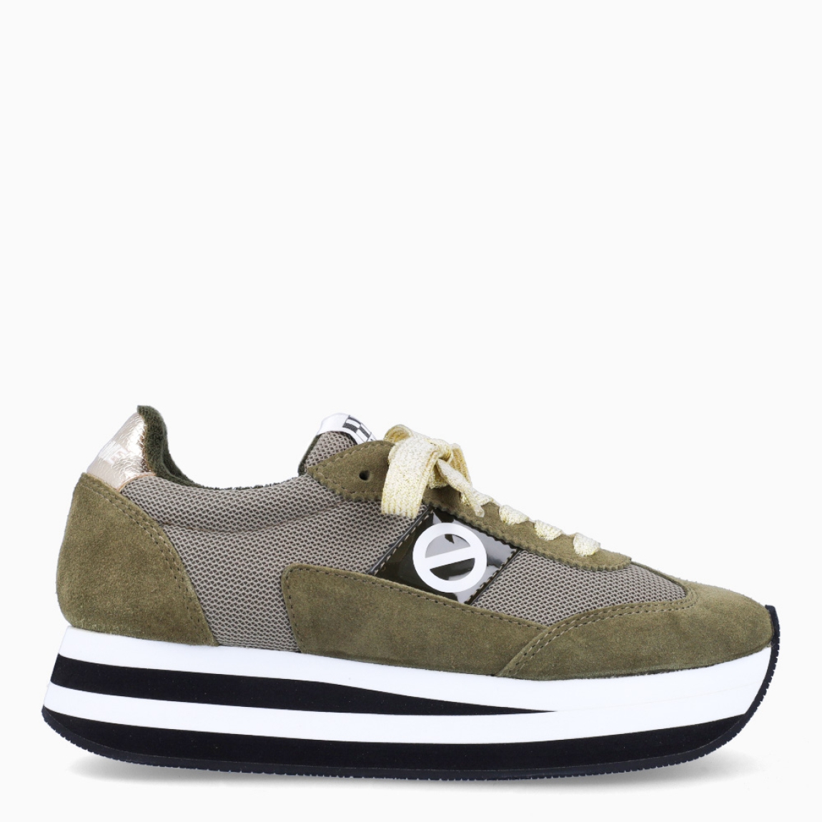 Deportivas de la marca No Name, modelo FLEX M JOGGER. Exterior en ante color verde con detalle del logo en blanco. Interior en en textil color negro. Cierre de las deportivas No Name con cordones verdes brillantes y una suela de goma con cuña de 3cm de altura. Estas deportivas No Name FLEX M JOGGER son unas clásicas, ideales para esta temporada!