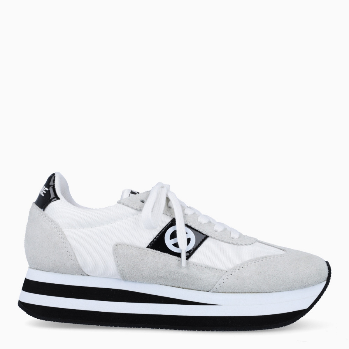 Deportivas de la marca No Name, modelo FLEX M JOGGER. Exterior en ante color blanco con detalle del logo en negro. Interior en en textil color blanco. Cierre de las deportivas No Name con cordones blancos y una suela de goma con cuña de 3cm de altura. Estas deportivas No Name FLEX M JOGGER son unas clásicas, ideales para esta temporada!