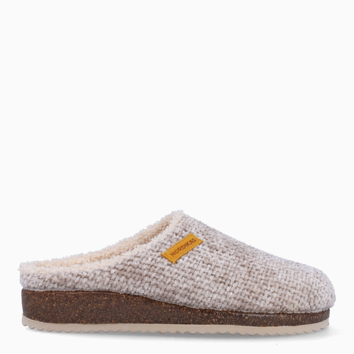 Zapatillas de la marca Nordikas, modelo ISLANDIA. Fabricadas en tejido color taupe, con lana en su interior. Zapatillas con una suela de goma. Suela de goma con 2cm de plataforma. Estas zapatillas Nordikas ISLANDIA, te darán la comodidad y ligereza que necesitas en tu día a día!