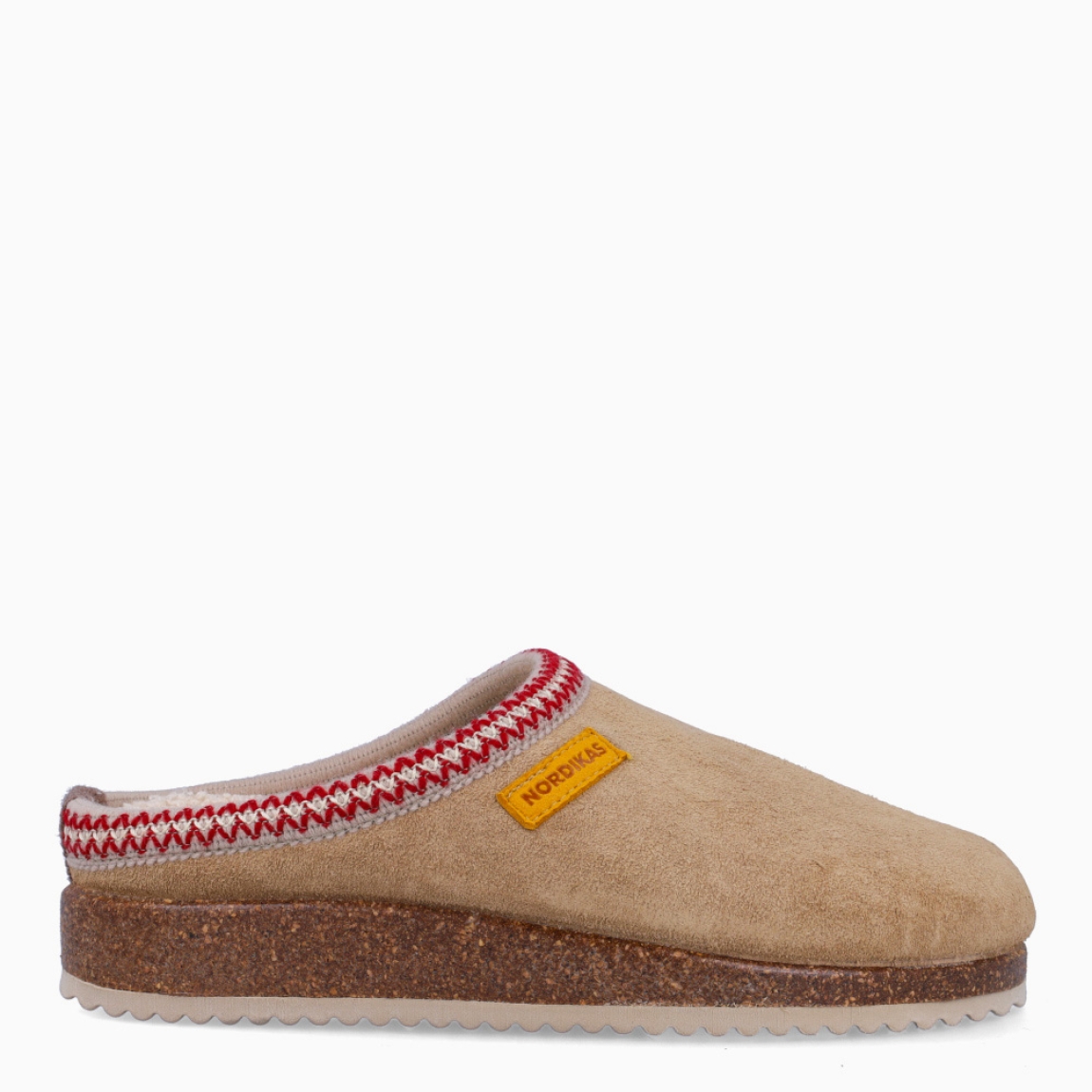 Zapatillas de la marca Nordikas, modelo 224. Fabricadas en tela color camel con detalle en tejido rojo , con lana en su interior. Zapatillas con una suela de goma con 2cm de plataforma. Estas zapatillas Nordikas 224, te darán la comodidad y ligereza que necesitas en tu día a día!