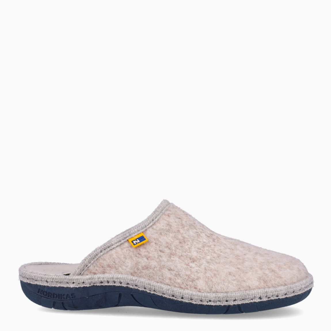 Zapatilla de estar por casa de la marca Nordikas, modelo Boreal. Exterior en textil de color beig. Interior en forro polar en color gris. Suela de goma. Disfruta del confort, la comodidad, la calidad y la fabricación totalmente Made in Spain, con un modelo de Otoño-Invierno en nuestra sección de mujer. Estas zapatillas de casa, gracias a su tejido y fabricación, proporcionan grandes prestaciones en cuanto a comodidad, ligereza y transpiración, mientras que su suela de goma garantiza una gran experiencia.