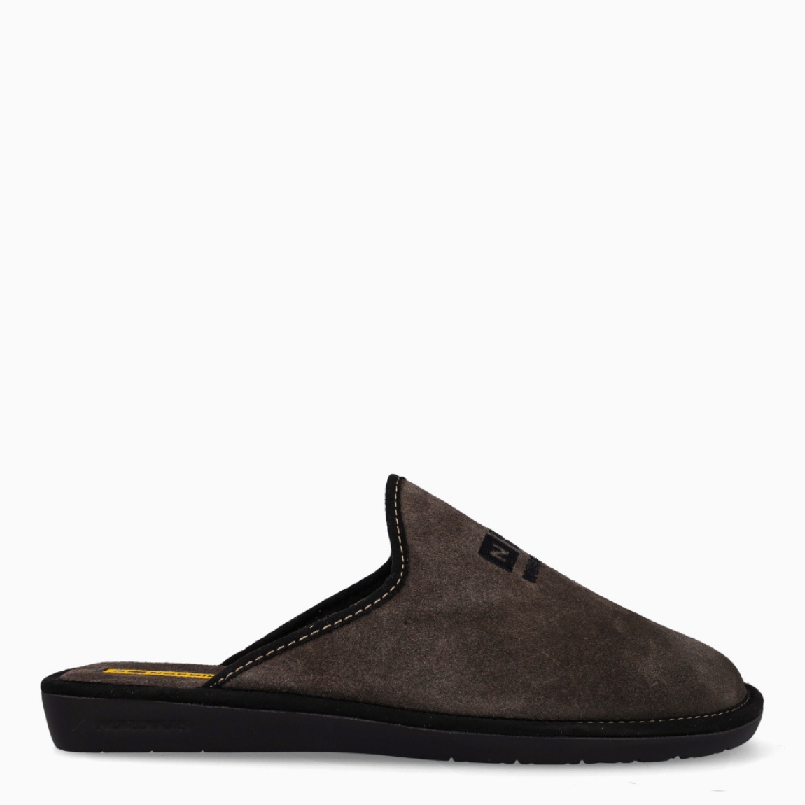 Zapatilla de estar por casa de la marca Nordikas, modelo Boreal. Exterior en textil de color gris oscuro. Interior en forro polar en color gris. Suela de goma. Disfruta del confort, la comodidad, la calidad y la fabricación totalmente Made in Spain, con un modelo de Otoño-Invierno en nuestra sección de hombre. Estas zapatillas de casa, gracias a su tejido y fabricación, proporcionan grandes prestaciones en cuanto a comodidad, ligereza y transpiración, mientras que su suela de goma garantiza una gran experiencia.