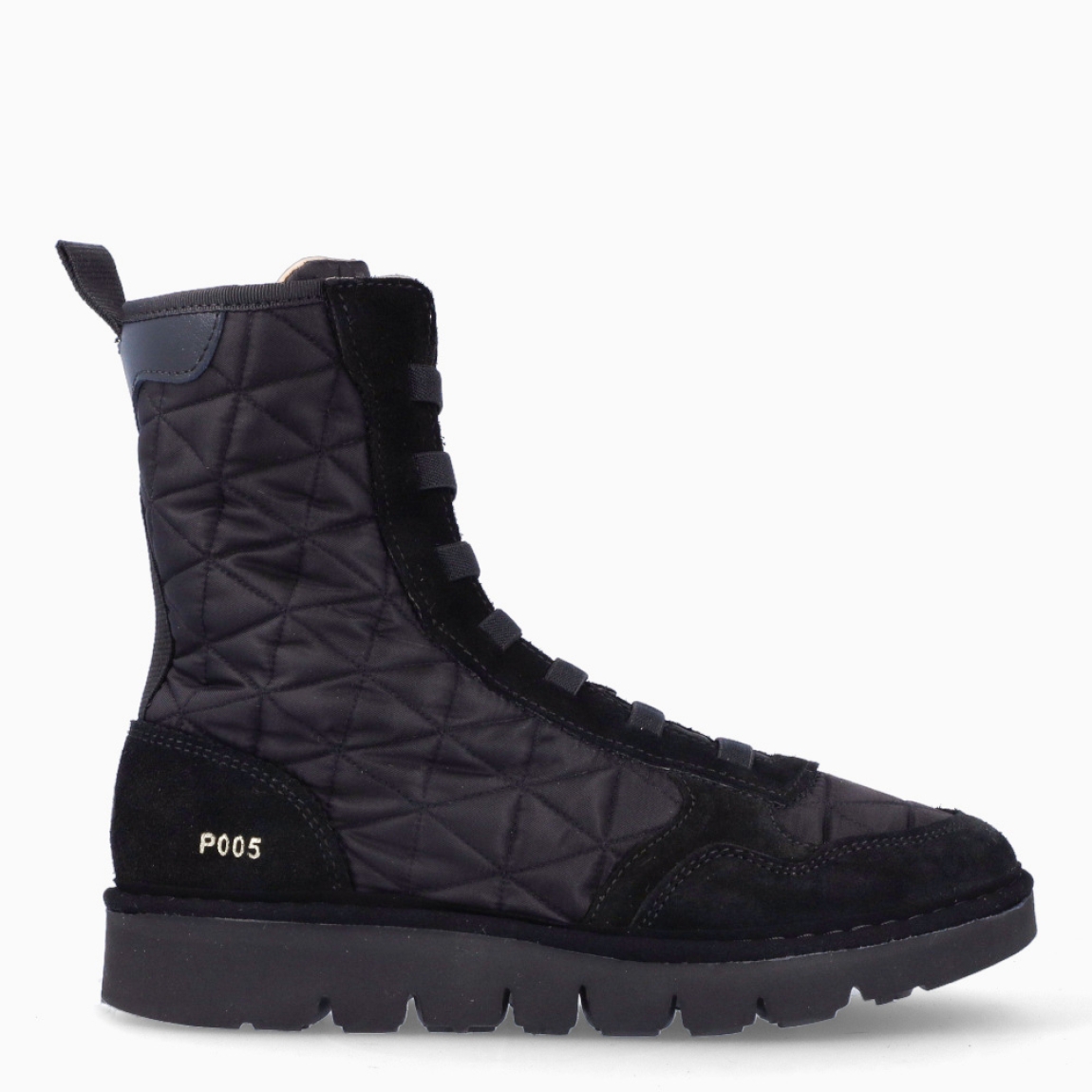 Botín de la marca Panchic, modelo ANKLE BOOT P05. Exterior del botín de nylon acolchado color negro. Interior del botín de piel de color negro y forro de pelo sintético. Cierre del botín con cordones elásticos que se adaptan al pie. Botín acolchado con 3cm de cuña, incluyendo 2cm de plataforma. El botín Panchic ANKLE BOOT P_05 tiene la comodidad que necesitas en tu día a día. Un must-have para esta temporada de otoño-invierno!