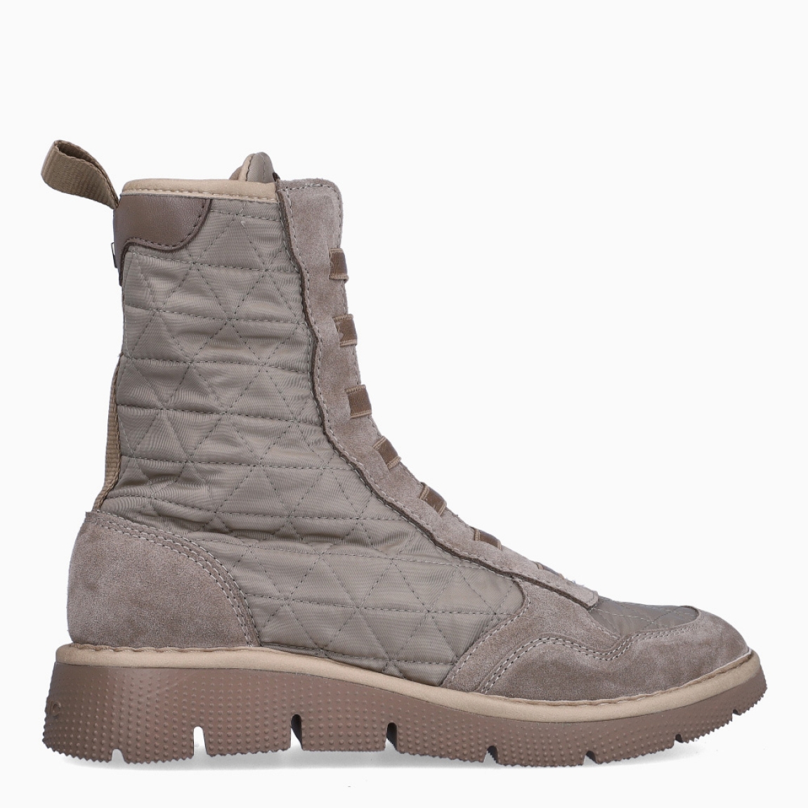 Botín de la marca Panchic, modelo ANKLE BOOT P_05. Exterior del botín de nylon acolchado color taupe. Interior del botín de piel de color beig y forro de pelo sintético. Cierre del botín con cordones elásticos que se adaptan al pie. Botín acolchado con 3cm de cuña, incluyendo 2cm de plataforma. El botín Panchic ANKLE BOOT P_05 tiene la comodidad que necesitas en tu día a día. Un must-have para esta temporada de otoño-invierno!