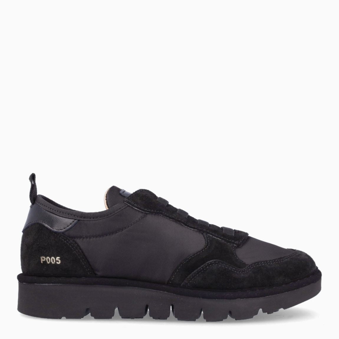 Deportivas de la marca Panchic, modelo P16. Exterior de las deportivas en naylon color negro. Interior de las deportivas en textil de color beig. Cierre de las deportivas Panchic con cordones elácticos color negro. Plantilla acolchada y extraíble para máxima comodidad. Puntera de las deportivas de ante. Cuña de las deportivas Panchic de 3cm de altura. Estas deportivas Panchic P16, son un complementio indispensable y clásico en tu armario.