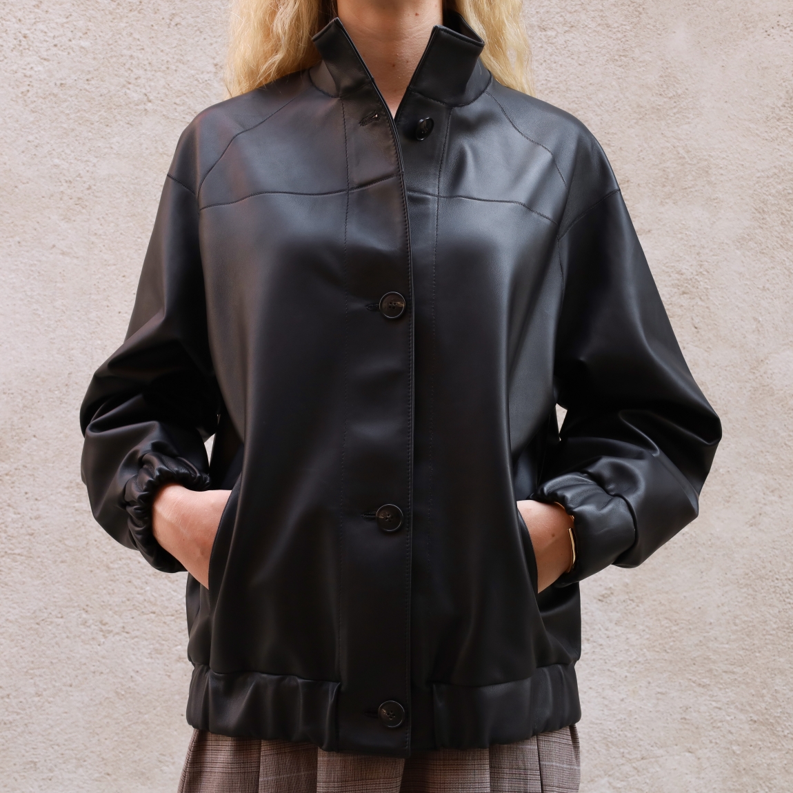 Chaqueta corta de la marca Pell Xavier, modelo GRETA. Chaqueta elaborada en piel color negro. Chaqueta ligera, suave y con bolsillos delanteros. Cierre con botones a tono. Chaqueta Piell Xaxier ideal para tus looks de temporada!