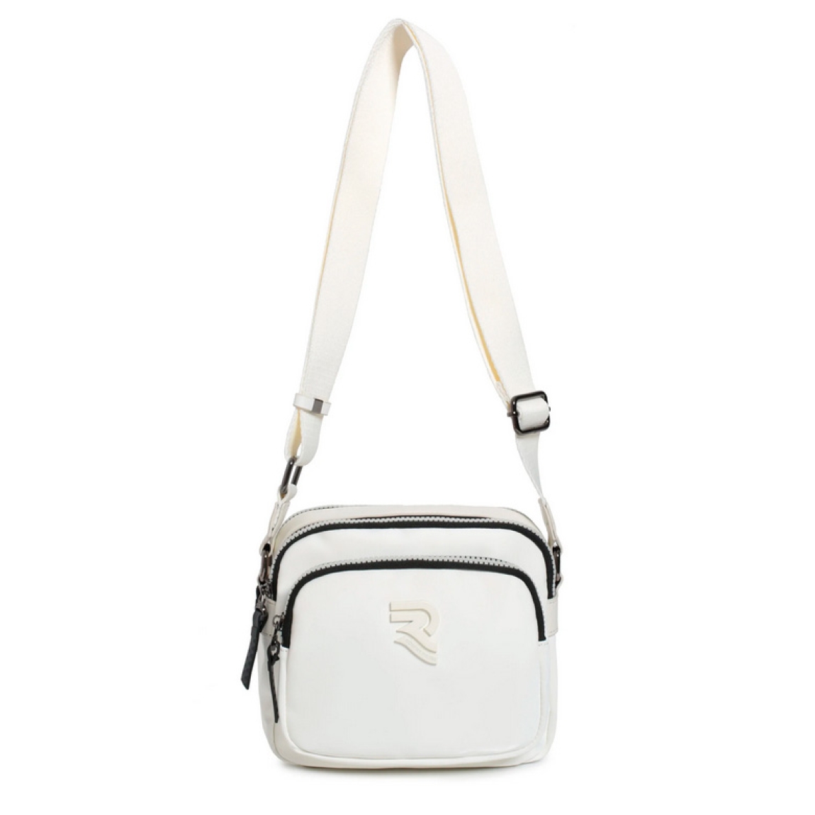 Bolso de la marca Robert Prieti, modelo CROSS. Elaborado en plástico color blanco con logo frontal. Bolso con asa bandolera regulable , cierre con cremallera, 2 bolsillos interiores y 2 bolsillos exteriores. Medidas: alto 17cm y ancho 20cm. Este bolso Robert Priete CROSS es ideal para llevarlo a todos lados!