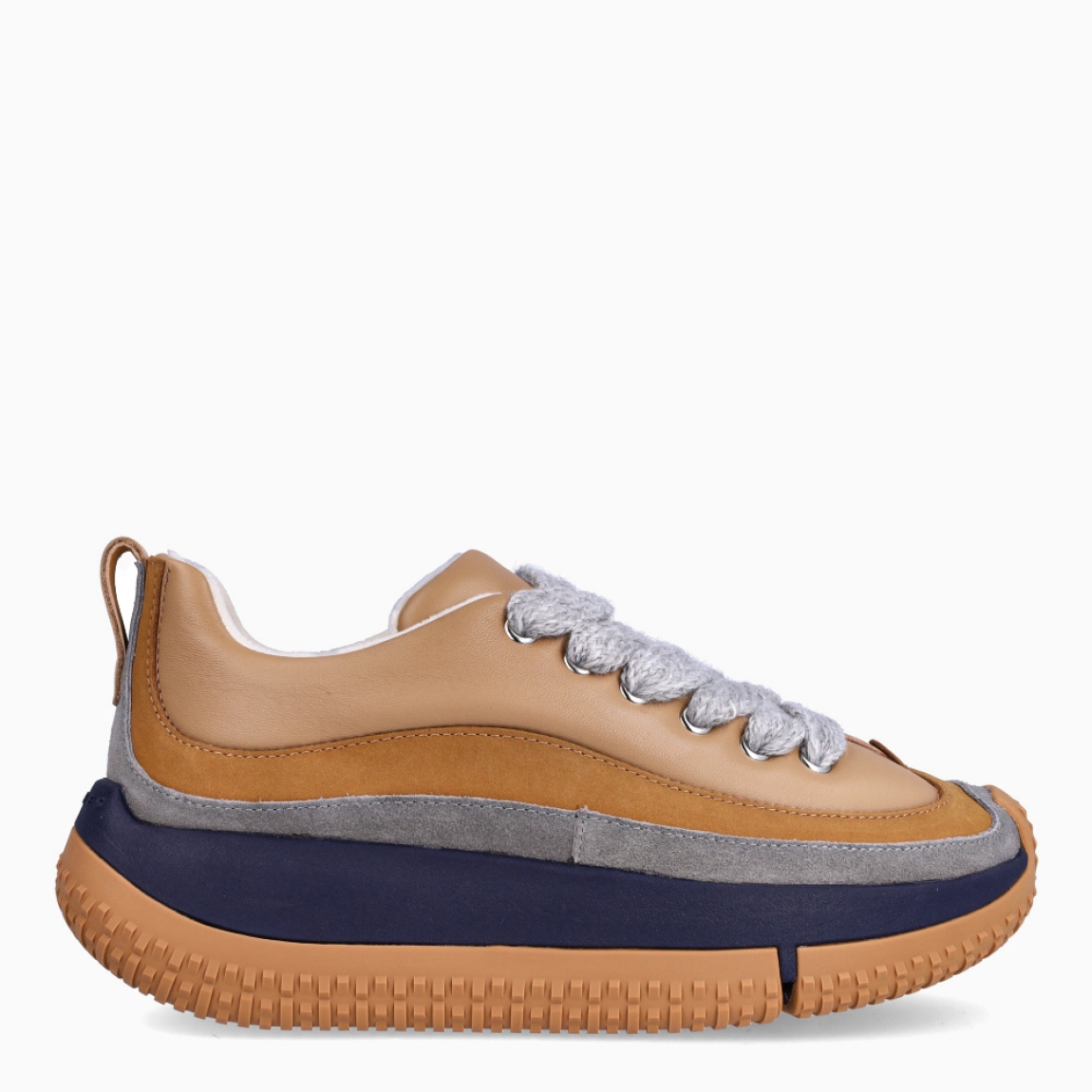Deportivas de la marca 4CCCCEES, modelo KAPOK PAVA. Exterior en piel color camel con detalle en gris y azul marino. Interior en piel color beig con plantilla acolchada y extraíble para máxima comodidad. Cierre de las deportivas 4CCCCEES con cordones a tono y suela dentada camel con plataforma de 4cm de altura. Estas deportivas 4CCCCEES KAPOK PAVA son unas clásicas combinables con distintos looks!