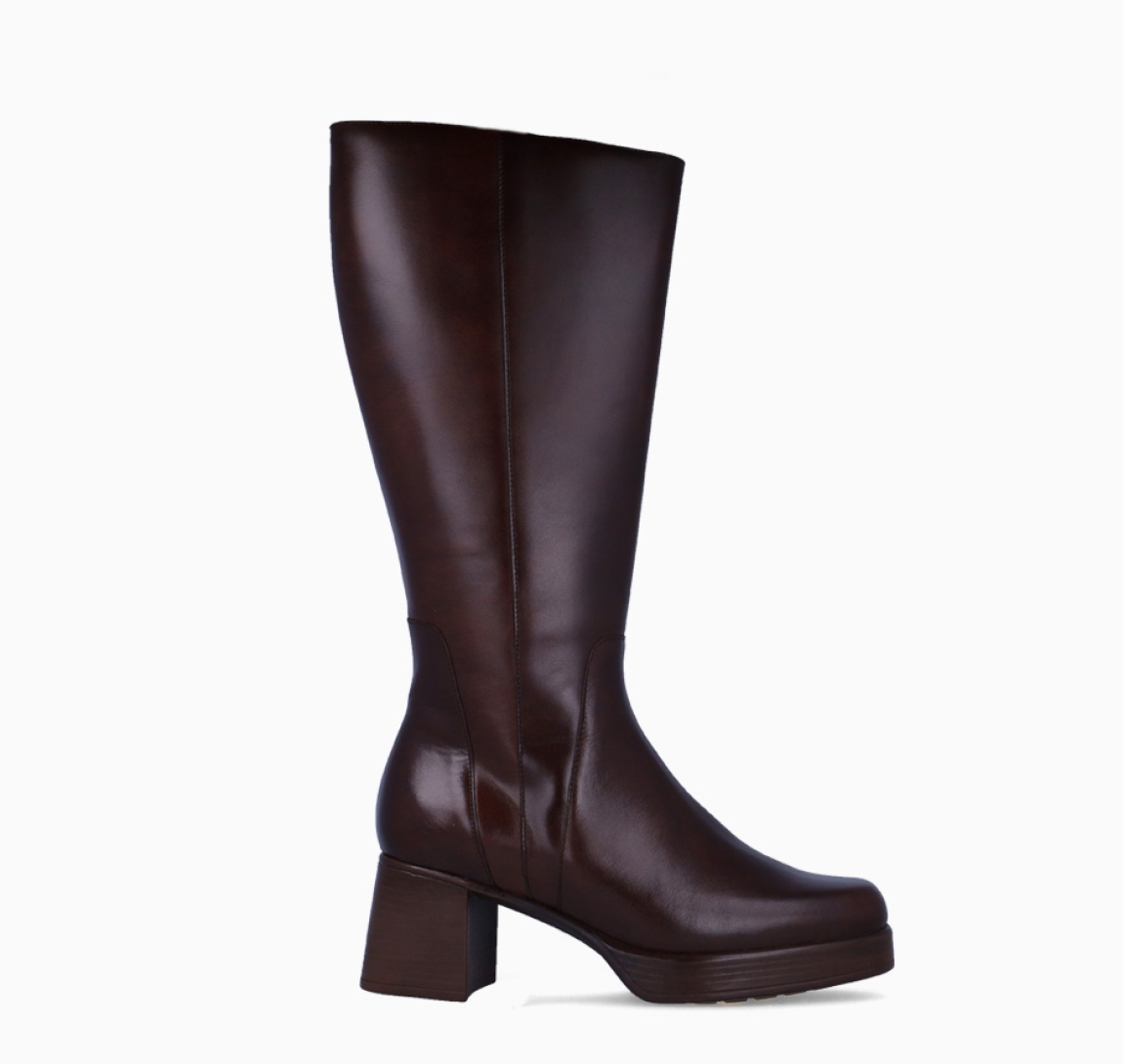 Bota clásica de la marca Piesanto, modelo ALONDRA. Exterior en piel color marrón con puntera redonda. Interior en piel marrón. Cierre de botas con cremallera y una suela con tacón de 6cm. Estas botas Piesanto ALONDRA son un complemento ideal para armar tus looks de temporada!